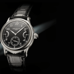 Montre de haute horlogerie en vue produit officielle sur fond clair