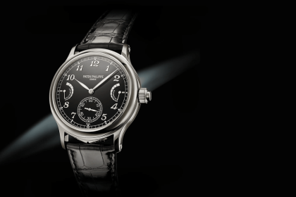 Montre de haute horlogerie en vue produit officielle sur fond clair